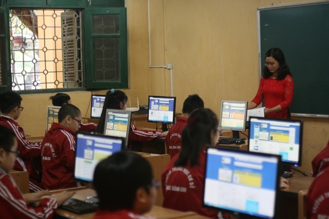 Học sinh làm bài thi ViOlympic trên máy tính.