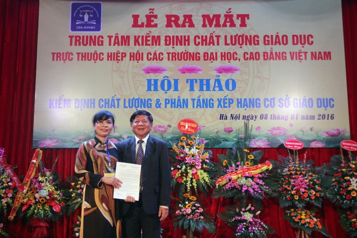 Bà Nguyễn Phương Nga nhận quyết định bổ nhiệm làm Giám đốc Trung tâm Kiểm định. Ảnh Xuân Trung