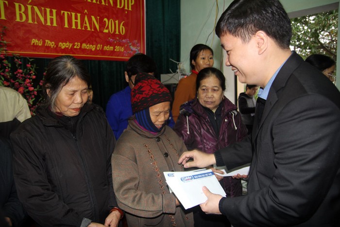 Tổng biên tập Nguyễn Tiến Bình trao quà cho những hộ nghèo P. Trường Thịnh đón tết.