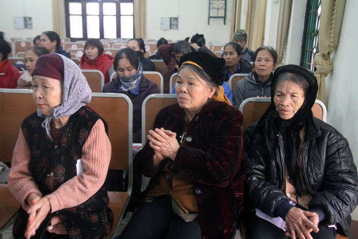 Người dân trong lúc chờ nhận quà tại UBND xã Hà Thạch.