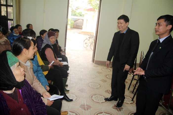 Ông Nguyễn Tiến Bình trao đổi, nói chuyện thân mật với người dân xã Hà Thạch.