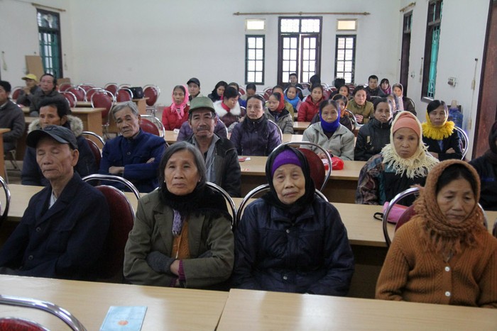 Người dân tại xã Văn Lung tại buổi trao quà.