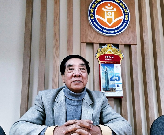 Ông Nguyễn Đăng Khoa trao đổi với phóng viên. Ảnh Xuân Trung