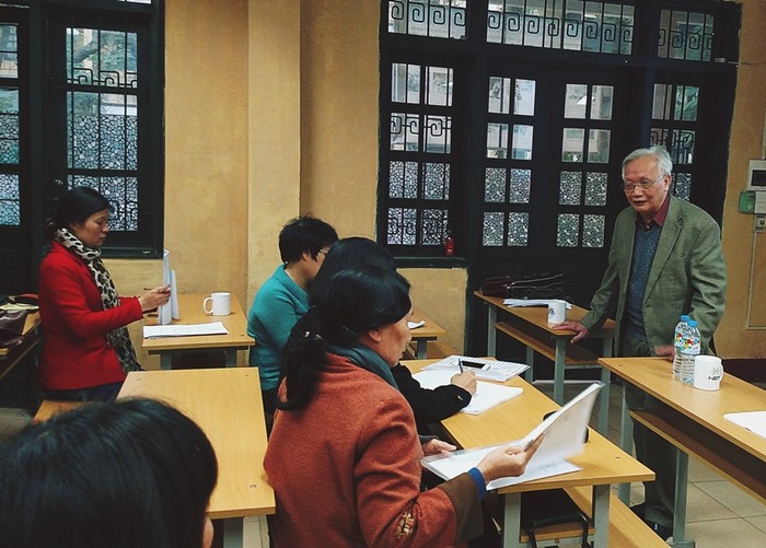 TS. Nguyễn Tùng Lâm trong một buổi nói chuyện với các giáo viên chủ nhiệm trường THPT Đinh Tiên Hoàng về trách nhiệm và vai trò của người thầy đối với học sinh. Ảnh Xuân Trung
