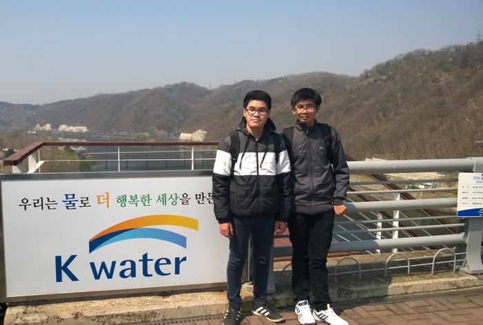 Đội đạt giải Nhất cuộc thi Eco Challenge Việt Nam 2015 cùng các học sinh quốc tế đến thăm nhà máy lọc và sản xuất nước của K-Water (Hàn Quốc).