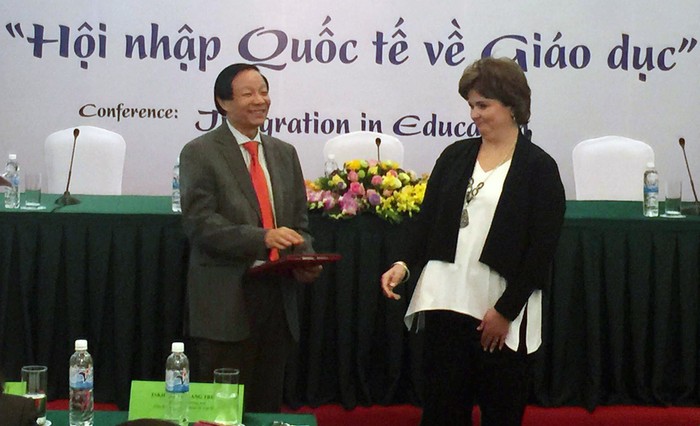Ông Phan Quang Trung thay mặt Hiệp hội các trường đại học, cao đẳng Việt Nam trao bản hợp tác về giáo dục với nước ngoài. Ảnh Xuân Trung