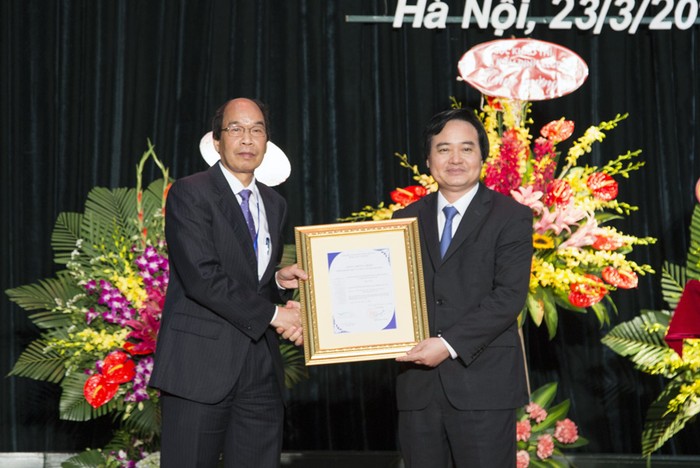 Giám đốc Đại học Quốc gia Hà Nội Phùng Xuân Nhạ trao Giấy chứng nhận Kiểm định chất lượng giáo dục cho trường Đại học giao thông vận tải. Ảnh VNU