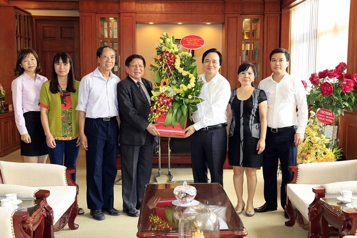 Lãnh đạo Hiệp hội các trường Đại học, Cao đẳng Việt Nam chúc mừng tân Bộ trưởng Phùng Xuân Nhạ.