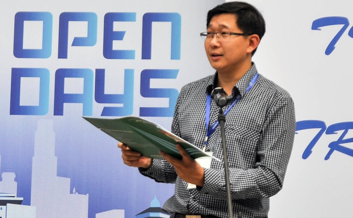 Anh Nguyễn Hoàng Nam - Bí Thư đoàn trường KHTN giới thiệu về HUS Open day 2016. Ảnh Nguyễn Dung