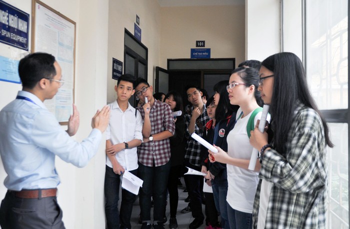 Học sinh THPT chăm chú nghe về tư vấn định hướng nghề nghiệp tại ngày hội open day. Ảnh Nguyễn Dung
