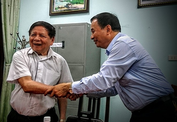 Hiệu trưởng Nguyễn Công Dương (áo xanh) bày tỏ vui mừng với kết quả buổi làm việc với Hiệp hội.