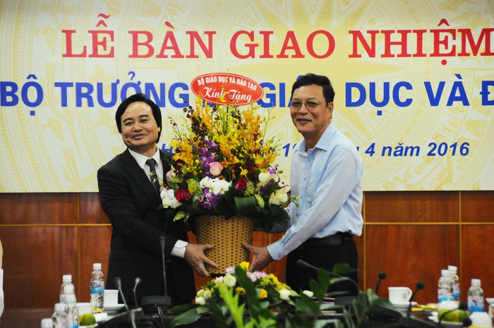 Bộ trưởng Phùng Xuân Nhạ tặng Nguyên Bộ trưởng Phạm Vũ Luận bó hoa tươi thắm.