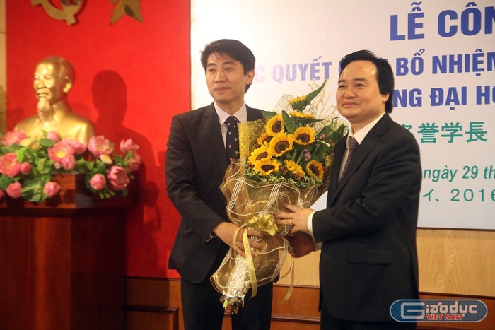 Bộ trưởng Bộ GD&amp;ĐT, Giám đốc Đại học Quốc gia Hà Nội Phùng Xuân Nhạ cũng trao quyết định bổ nhiệm ông Vũ Anh Dũng làm Phó Hiệu trưởng Trường Đại học Việt Nhật.