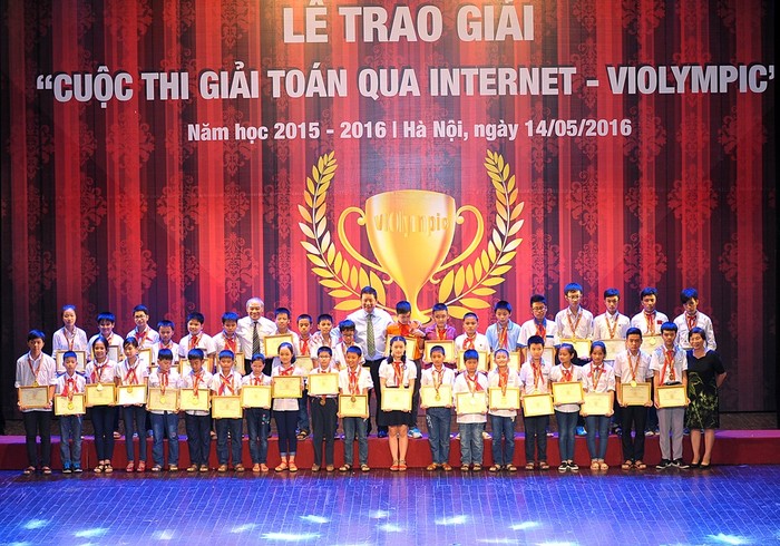 Thứ trưởng Nguyễn Vinh Hiển, Chủ tịch Tập đoàn FPT Trương Gia Bình trao giải cho các thí sinh.
