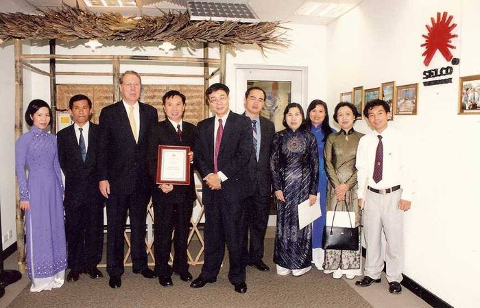 Ông Trần Đức Cảnh cùng với Đại sứ Raymond Burghardt tổ chức buổi lể trao giải, kết nối trực tiếp với Bộ Ngoại giao Hoa Kỳ.