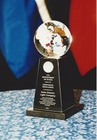 Giải thưởng Công ty Mỹ xuất sắc (US State Department Corporate Excellence Award) của 2001 do Bộ Ngoại giao Hoa Kỳ trao cho Công ty Selco-Vietnam.