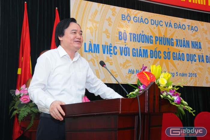Bộ trưởng Phùng Xuân Nhạ phát biểu trong buổi làm việc.