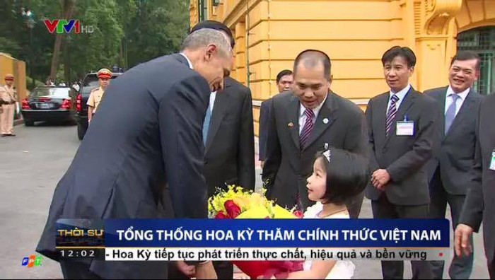 Phương Linh - một học sinh của trường Nguyễn Siêu vinh dự thay mặt thiếu nhi thủ đô tặng hoa chào mừng ngài Tổng thống Hoa Kỳ tới thăm Việt Nam