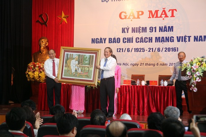 Thủ tướng nhận bức tranh thêu từ Bộ trưởng Trương Minh Tuấn.