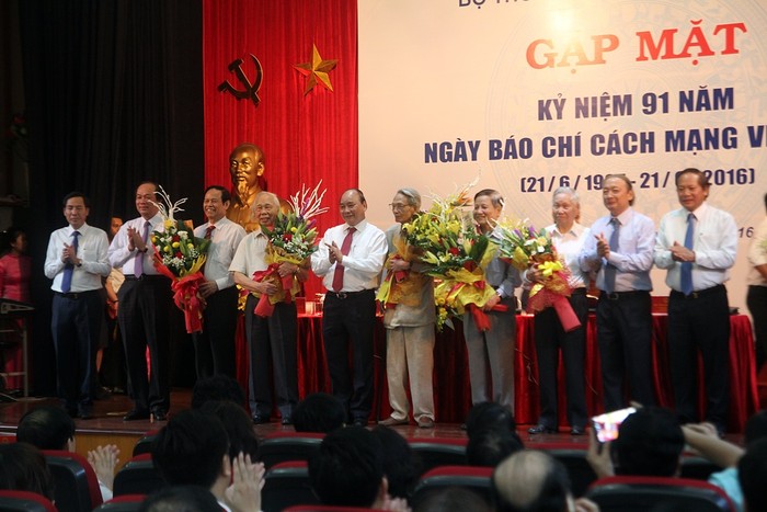 Thủ tướng tặng hoa chúc mừng các Nhà báo lão thành.
