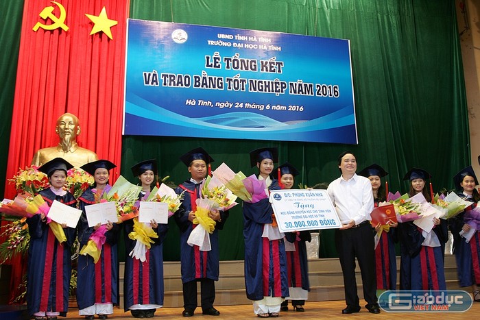 Những sinh viên Đại học Hà Tĩnh vinh dự được Bộ trưởng Phùng Xuân Nhạ trao bằng trong Lễ tốt nghiệp.