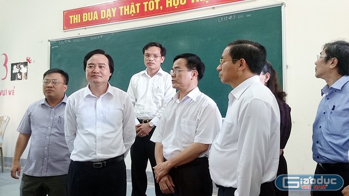 Bộ trưởng Phùng Xuân Nhạ kiểm tra công tác chuẩn bị thi tại tỉnh Hà Tĩnh.