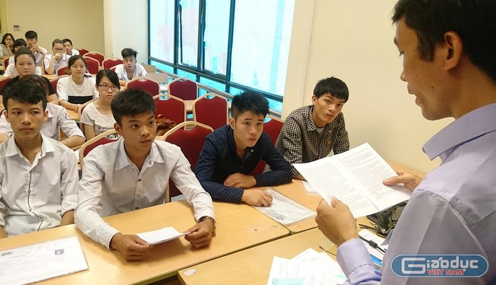 Thí sinh nghe phổ biến lại quy chế thi tại Trường Đại học Sư phạm Hà Nội.