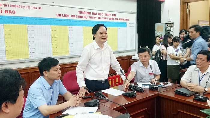 Bộ trưởng Phùng Xuân Nhạ làm việc với Cụm thi Đại học Thủy Lợi sáng ngày 1/7.
