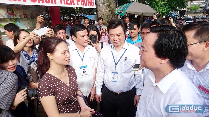 Bộ trưởng Phùng Xuân Nhạ hỏi thăm một phụ huynh tại Cụm thi Đại học Thủy Lợi.