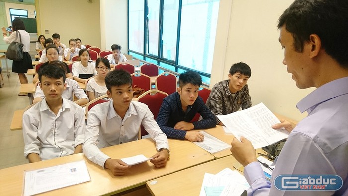 Thí sinh làm thủ tục dự thi tại cụm thi Đại học Sư phạm Hà Nội. Ảnh Xuân Trung