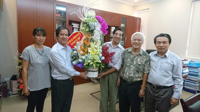 Hiệp hội các trường Đại học, Cao đẳng Việt Nam có lãng hoa chúc mừng tân Giám đốc Đại học Quốc gia Hà Nội Nguyễn Kim Sơn.