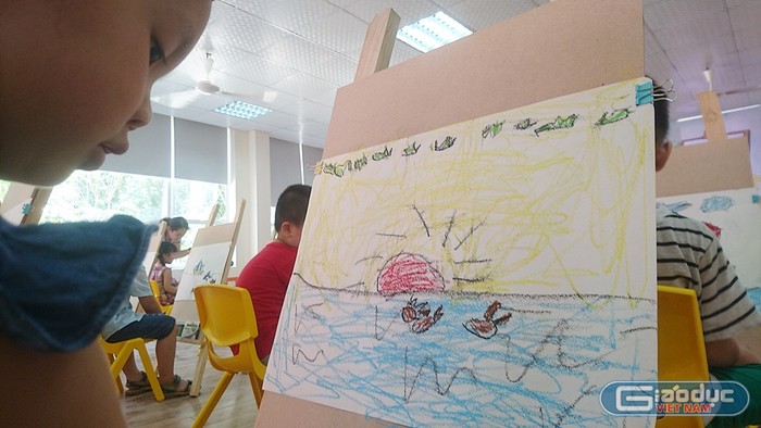 Thu hút nhất là cuộc thi vẽ tranh với chủ đề &quot;Biển Việt Nam&quot;, tại đây các bé từ 4-5 tuổi được thỏa sức sáng tạo với nhiều ý tưởng về biển Việt Nam mà các bé được đọc, được xem, được kể về biển.