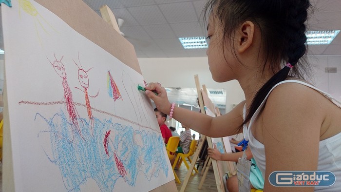 Các bé bước vào cuộc thi vẽ tranh với sự tập trung cao độ, vẽ từng đường nét và phối màu chuẩn xác.