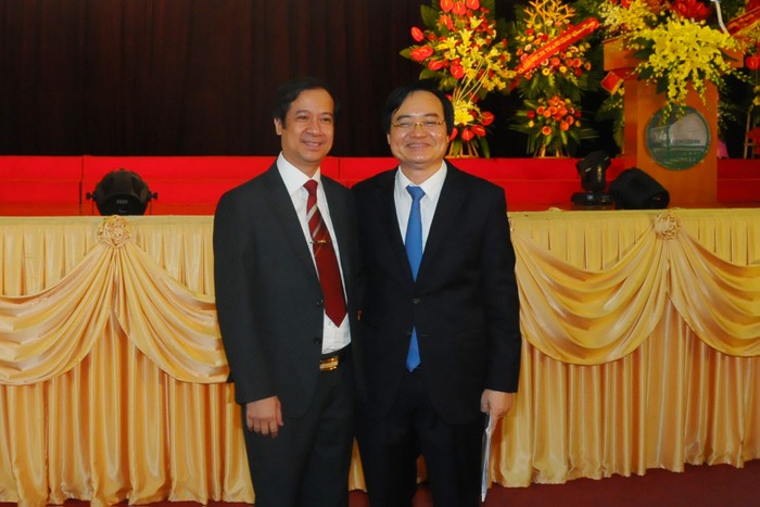 Bộ trưởng Giáo dục Phùng Xuân Nhạ chúc mừng tân Giám đốc Nguyễn Kim Sơn.
