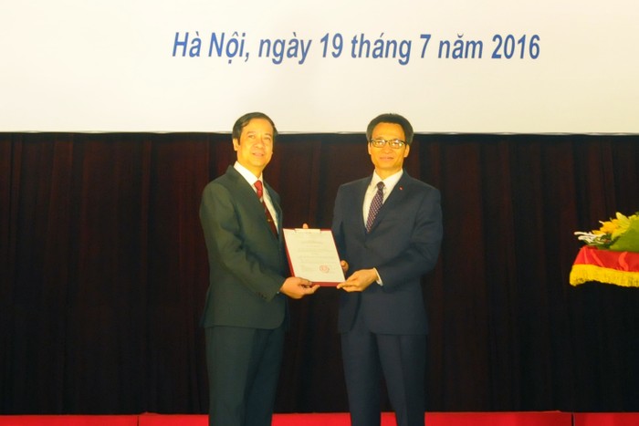 Phó Thủ tướng Vũ Đức Đam thay mặt Thủ tướng trao Quyết định bổ nhiệm ông Nguyễn Kim Sơn.