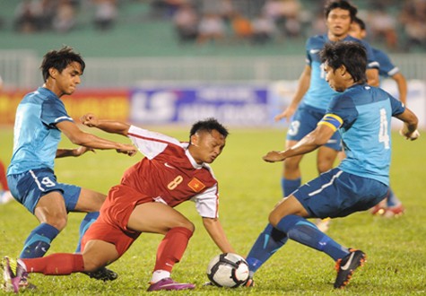 U.23 Singapore (áo xanh) sẽ gặp nhiều khó khăn vì phải thi đấu lúc 2 giờ chiều