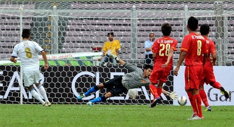 U.23 Việt Nam nhận bàn thua sau sự thiếu chắc chắn của cặp trung vệ.