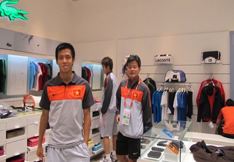Các cầu thủ U.23 Việt Nam thăm quan, mua sắm tại Senayen City. Ảnh: VFF