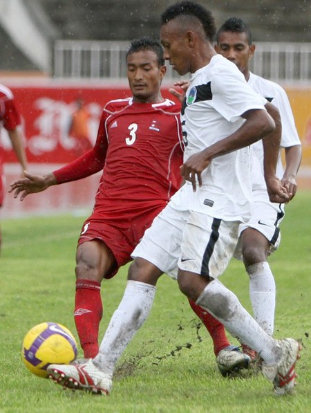 U.23 Đông Timor (áo trắng) đang trở thành chú ngựa ô của bảng B.