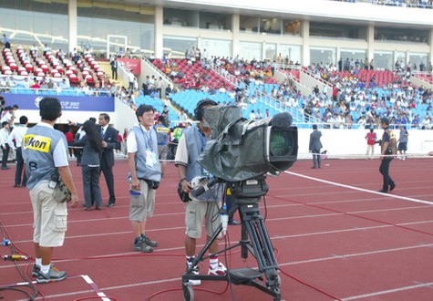 Người hâm mộ Việt Nam cần được tạo điều kiện để xem V-League thuận lợi nhất.