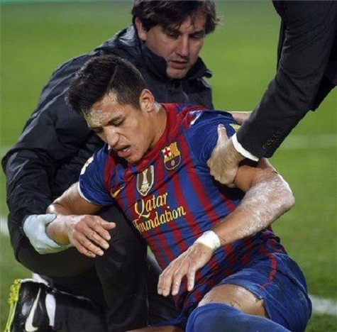 Tiền đạo Sanchez gặp chấn thương trong trận Siêu kinh điển