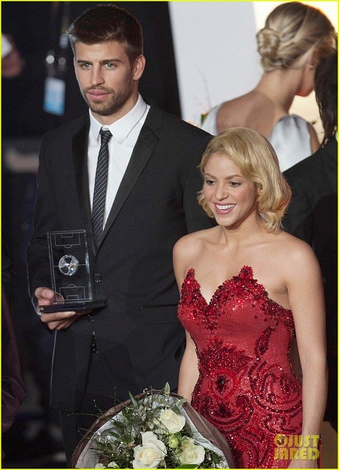 Trung vệ Pique và Shakira bên nhau trong lễ trao giải Quả bóng Vàng 2011 vừa qua