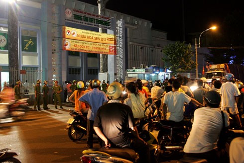 Tan trận, khán giả Sài Gòn bực tức, hàng trăm người đã vây cửa SVĐ để đòi 'tính sổ' với cầu thủ của CLB Thanh Hóa.