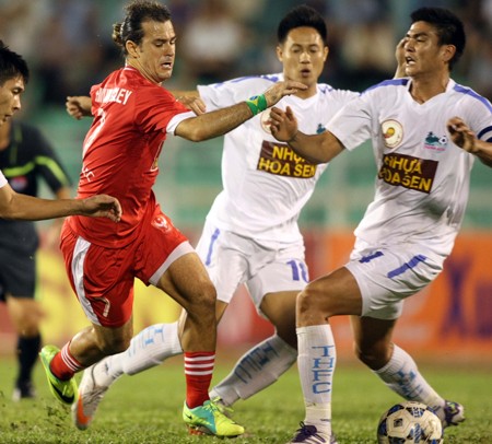 Thậm lý, tiền đạo Huỳnh Kesley của Sài Gòn FC còn bị các cầu thủ Thanh Hóa đuổi đánh trên sân