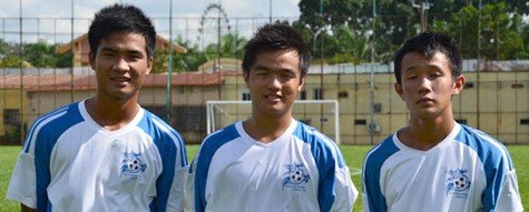 Cầu thủ Nguyễn Đỏ (đầu tiên bên trái) và 2 đồng đội Phước Hòa và Đăng Hưng.