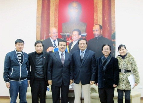Đại sứ Palesti, ông Salama và các quan chức LĐBĐ Việt Nam. Ảnh: VFF
