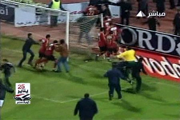 Cổ động viên tràn xuống sân cỏ đuổi theo các cầu thủ Al Ahli.
