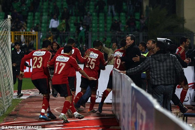 Họ lao vào tấn công đội cầu thủ Al-Ahly, khiến họ phải bỏ chạy thục mạng vào bên trong SVĐ để thoát thân. (13 thảm họa kinh hoàng nhất trong lịch sử bóng đá, hơn 1000 người chết)