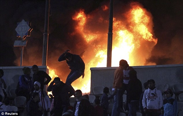 Nguyên nhân chính của bạo loạn là do những ngọn lửa bùng phát dữ dội trên các khán đài khiến hàng ngàn CĐV nháo nhào, dẫm đạp lên nhau tìm cách thoát thân tạo nên một cảnh tượng kinh hoàng chưa từng có.