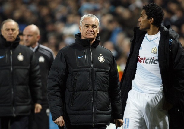 HLV trưởng Claudio Ranieri phản ứng vì không hài lòng với các quyết định của tổ trọng tài